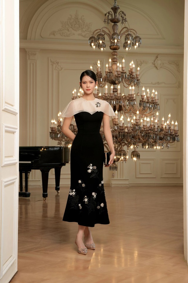 Áo choàng và váy tạo nét quyền lực quý phái- Ảnh 4.