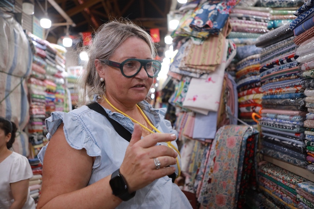 Chợ T&acirc;n Định n&iacute;u ch&acirc;n kh&aacute;ch bằng những gi&aacute; trị thủ c&ocirc;ng - Ảnh 4.