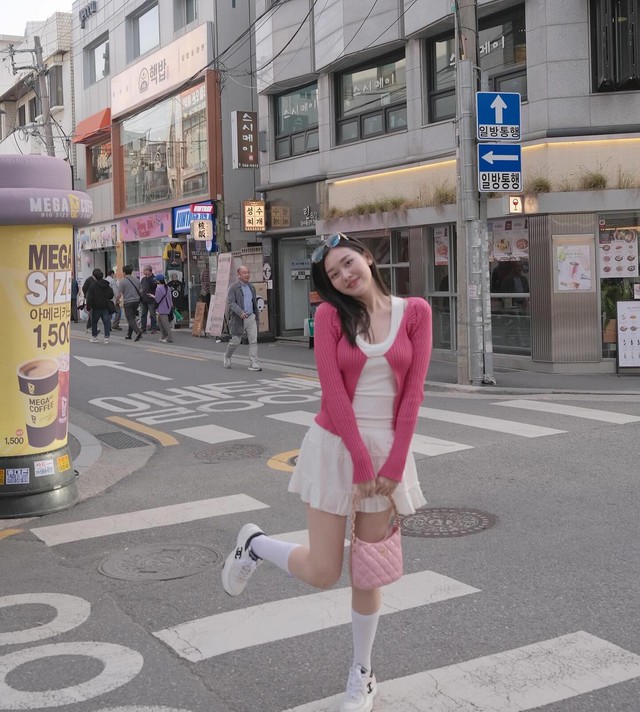 Trang phục hồng trắng: Công thức mặc đẹp để khởi đầu ngày mới - Ảnh 5.