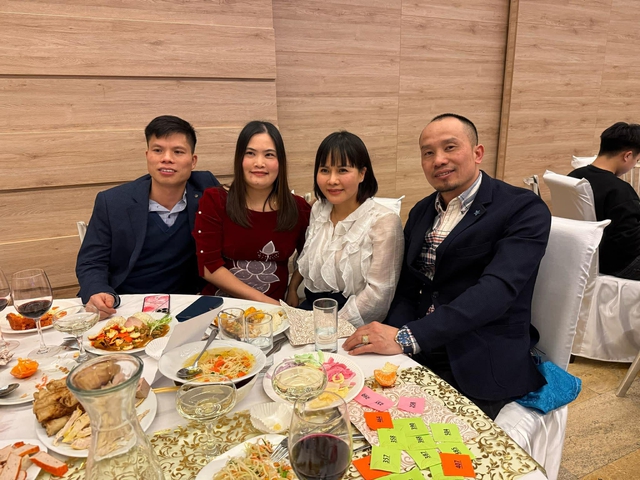 Chi 120 triệu về qu&ecirc; ăn tết: Gia đ&igrave;nh người Việt ở Slovakia sum họp b&ecirc;n nhau - Ảnh 1.