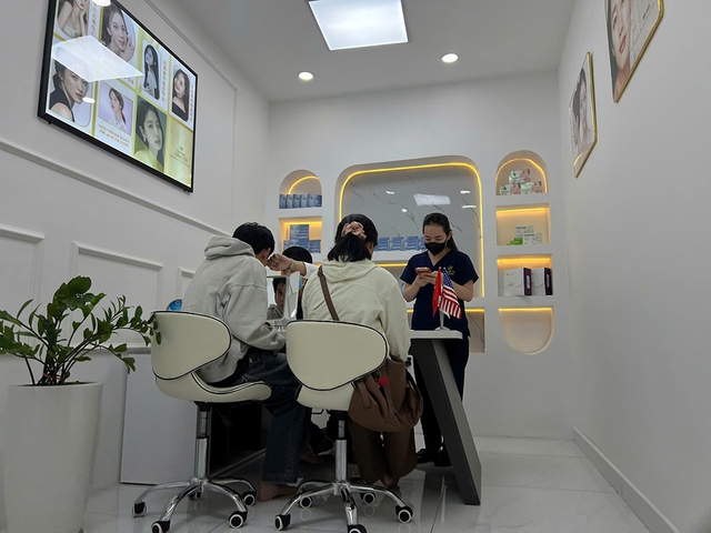 Đột k&iacute;ch ph&ograve;ng mổ chui ở tp . Hcm: B&iacute; mật phẫu thuật thẩm mỹ l&eacute;n l&uacute;t - Ảnh 1.