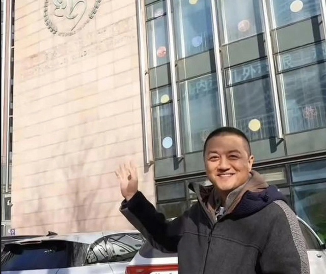 L&yacute; &Aacute; Bằng kiếm được 23 triệu USD chỉ sau một buổi livestream - Ảnh 2.