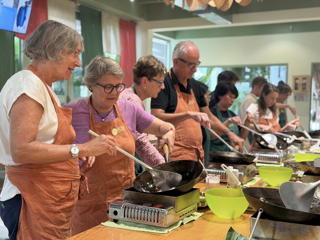 Du khách háo hức chờ ăn Tết Việt- Ảnh 3. Du khách háo hức chờ ăn Tết Việt- Ảnh 3.