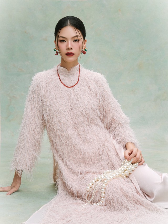 Áo dài sequin , denim và ren: Xu hướng mới cho tết 2026 đầy phong cách - Ảnh 7. Áo dài sequin , denim và ren: Xu hướng mới cho tết 2026 đầy phong cách - Ảnh 7.