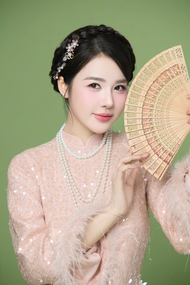 Áo dài sequin , denim và ren: Xu hướng mới cho tết 2026 đầy phong cách - Ảnh 2. Áo dài sequin , denim và ren: Xu hướng mới cho tết 2026 đầy phong cách - Ảnh 2.