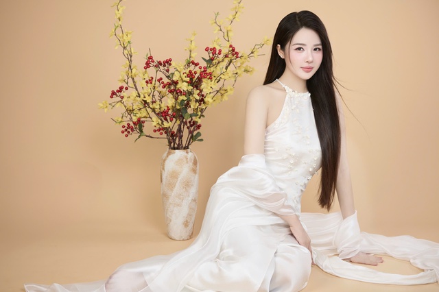 Áo dài sequin , denim và ren: Xu hướng mới cho tết 2026 đầy phong cách - Ảnh 3. Áo dài sequin , denim và ren: Xu hướng mới cho tết 2026 đầy phong cách - Ảnh 3.