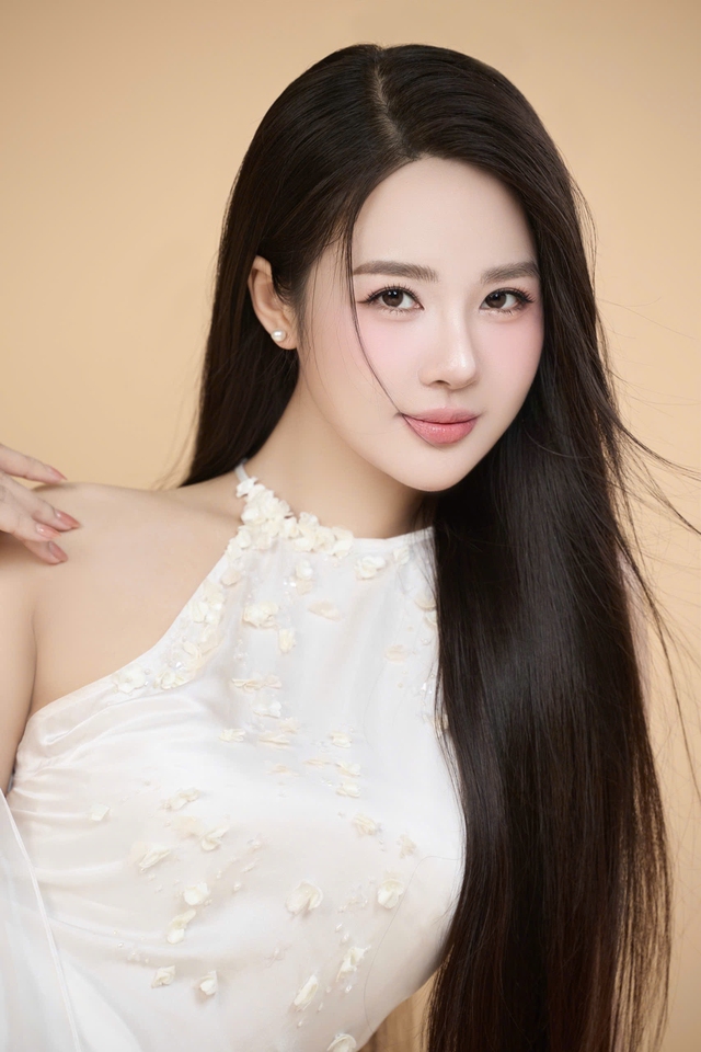 Áo dài sequin , denim và ren: Xu hướng mới cho tết 2026 đầy phong cách - Ảnh 4. Áo dài sequin , denim và ren: Xu hướng mới cho tết 2026 đầy phong cách - Ảnh 4.