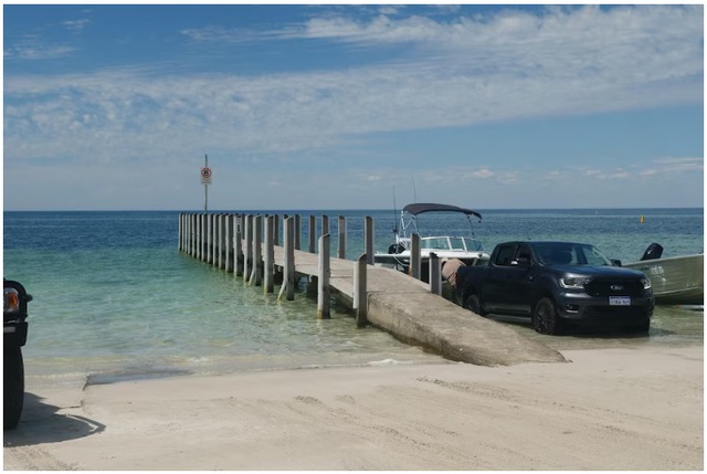 Cậu bé bơi 4 km trong vùng biển động để cứu gia đình bị cuốn ra biển - Ảnh 1.