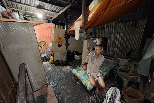 X&oacute;m ve chai ở TP.HCM: 'Năm nay t&ocirc;i cũng chờ m&agrave; chưa thấy ai cho'- Ảnh 4.