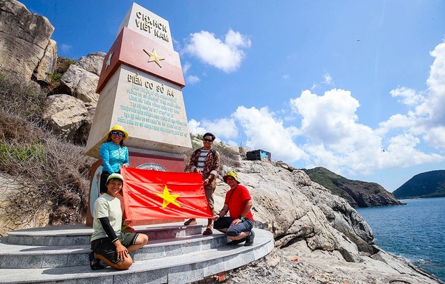 TP.HCM l&ecirc;n kế hoạch đưa c&aacute;n bộ, c&ocirc;ng chức về nguồn tại C&ocirc;n Đảo hằng năm - Ảnh 1.