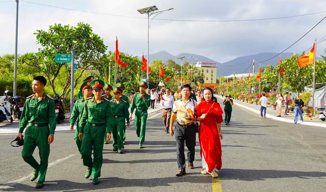 TP.HCM l&ecirc;n kế hoạch đưa c&aacute;n bộ, c&ocirc;ng chức về nguồn tại C&ocirc;n Đảo hằng năm - Ảnh 2.