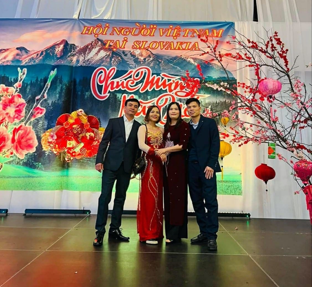 Chi 120 triệu về qu&ecirc; ăn tết: Gia đ&igrave;nh người Việt ở Slovakia sum họp b&ecirc;n nhau - Ảnh 2.