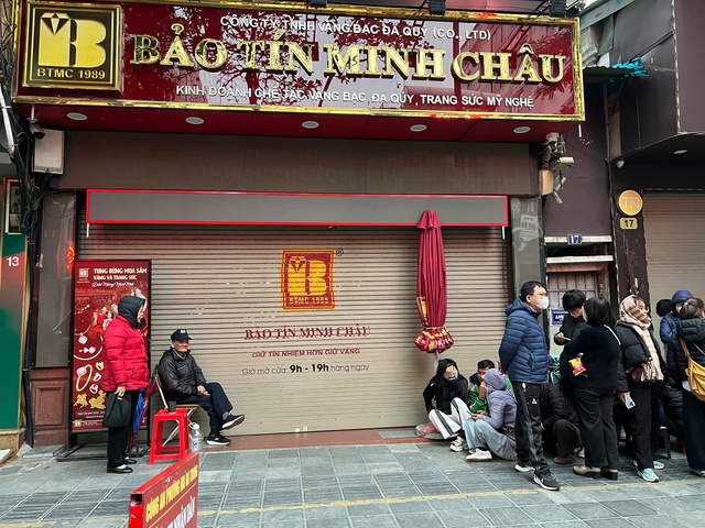 Khách xếp hàng mua khi giá vàng, bạc đảo chiều tăng mạnh- Ảnh 1. Khách xếp hàng mua khi giá vàng, bạc đảo chiều tăng mạnh- Ảnh 1.