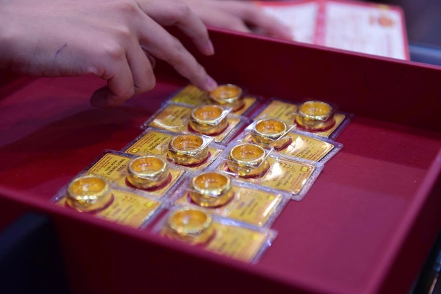 Khách xếp hàng mua khi giá vàng, bạc đảo chiều tăng mạnh- Ảnh 5. Khách xếp hàng mua khi giá vàng, bạc đảo chiều tăng mạnh- Ảnh 5.