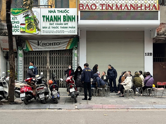 Khách xếp hàng mua khi giá vàng, bạc đảo chiều tăng mạnh- Ảnh 3. Khách xếp hàng mua khi giá vàng, bạc đảo chiều tăng mạnh- Ảnh 3.