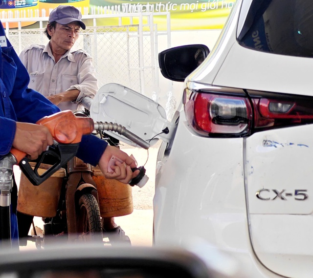 Gi&aacute; xăng dầu h&ocirc;m nay 3.2.2026: Xăng trong nước giảm mạnh trước tết?- Ảnh 1.