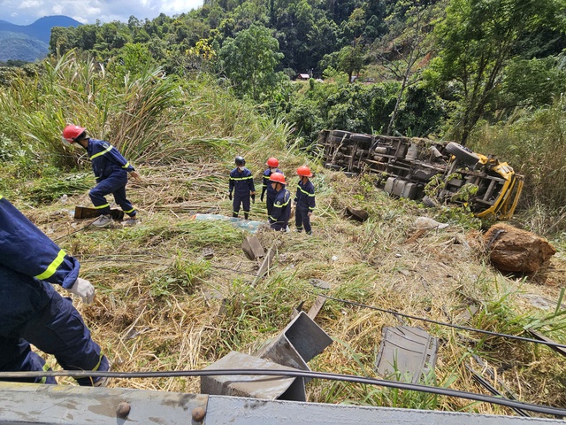 Xe tải chở m&aacute;y đ&agrave;o lao xuống vực tr&ecirc;n đ&egrave;o Bảo Lộc, t&agrave;i xế tử vong- Ảnh 2.