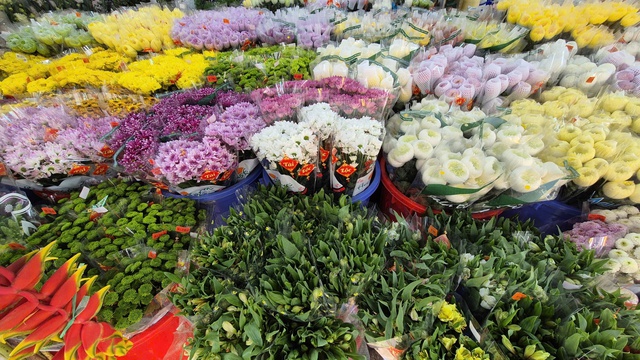 Nhộn nhịp hoa tết, phố x&aacute; th&ecirc;m sắc m&agrave;u- Ảnh 2.