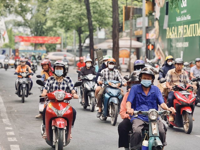 Thời tiết TP.HCM hanh khô, nắng nóng: Vì sao ra đường buổi trưa thấy rát da?- Ảnh 1. Thời tiết TP.HCM hanh khô, nắng nóng: Vì sao ra đường buổi trưa thấy rát da?- Ảnh 1.