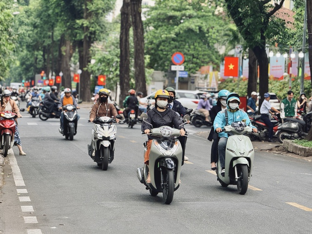 Thời tiết TP.HCM hanh khô, nắng nóng: Vì sao ra đường buổi trưa thấy rát da?- Ảnh 2. Thời tiết TP.HCM hanh khô, nắng nóng: Vì sao ra đường buổi trưa thấy rát da?- Ảnh 2.