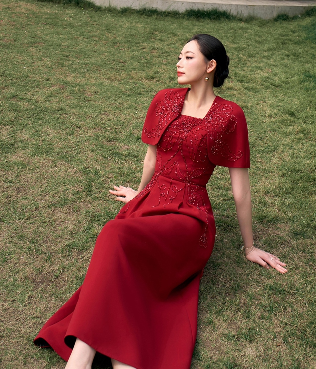 Ba tông màu dự tiệc sang trọng ai cũng mặc dịp đầu xuân năm mới- Ảnh 1.