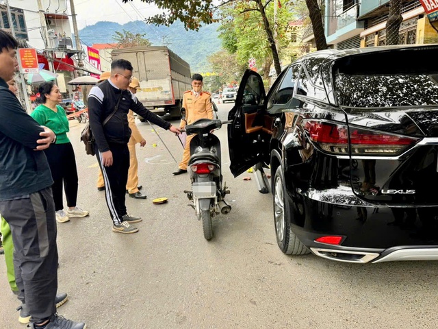 T&agrave;i xế Lexus bị khởi tố v&igrave; mở cửa xe g&acirc;y tai nạn chết người - Ảnh 1.