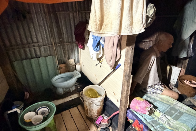 X&oacute;m ve chai ở TP.HCM: 'Năm nay t&ocirc;i cũng chờ m&agrave; chưa thấy ai cho'- Ảnh 3.