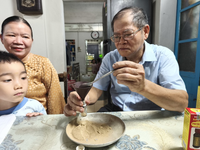 Người giữ bí kíp thuốc nhuộm răng đen- Ảnh 1. Người giữ bí kíp thuốc nhuộm răng đen- Ảnh 1.