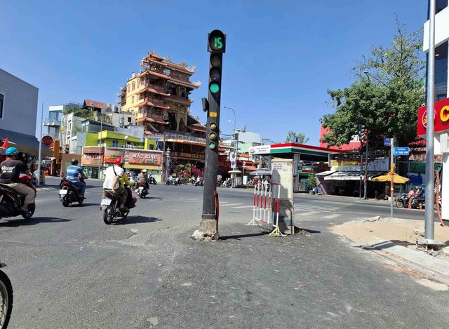 Trụ đ&egrave;n giao th&ocirc;ng đứng giữa đường- Ảnh 1.