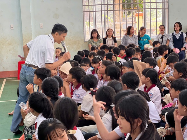 Tủ s&aacute;ch Nh&acirc;n &aacute;i trao tặng 34 Tủ s&aacute;ch cho Trường miền n&uacute;i tỉnh Đồng Nai - Ảnh 2.