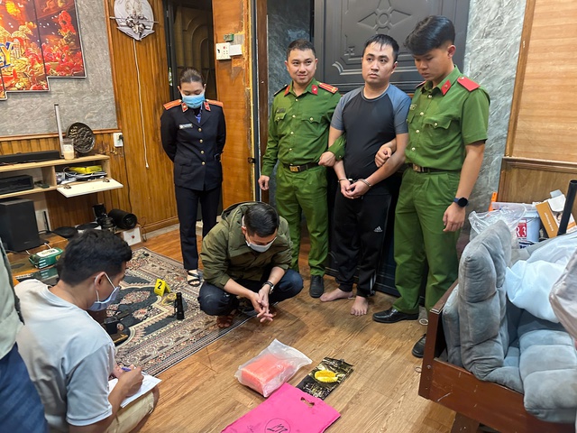 Biến nơi ở th&agrave;nh 'boong ke', giao dịch ma t&uacute;y qua khe cửa- Ảnh 1.