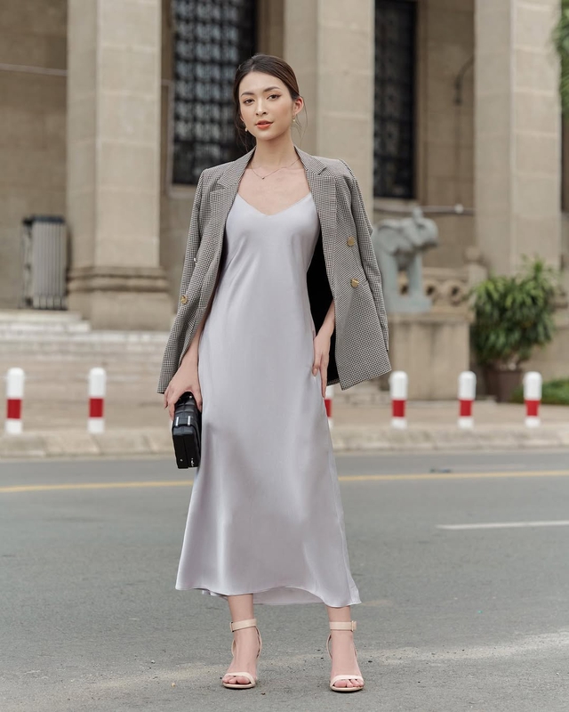 Slip dress phối áo khoác cho những bữa tiệc sang trọng cuối năm - Ảnh 7.