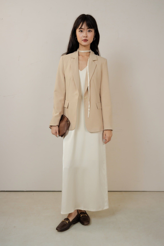 Slip dress phối áo khoác cho những bữa tiệc sang trọng cuối năm - Ảnh 8.