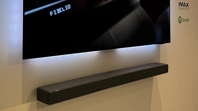 Mua loa soundbar gi&aacute; rẻ: Tiết kiệm hay 'tiền mất tật mang'? - Ảnh 1.
