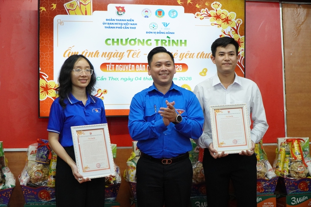 Người trẻ mang &acirc;m nhạc, qu&agrave; tết đến Bệnh viện Ung bướu Cần Thơ - Ảnh 3.