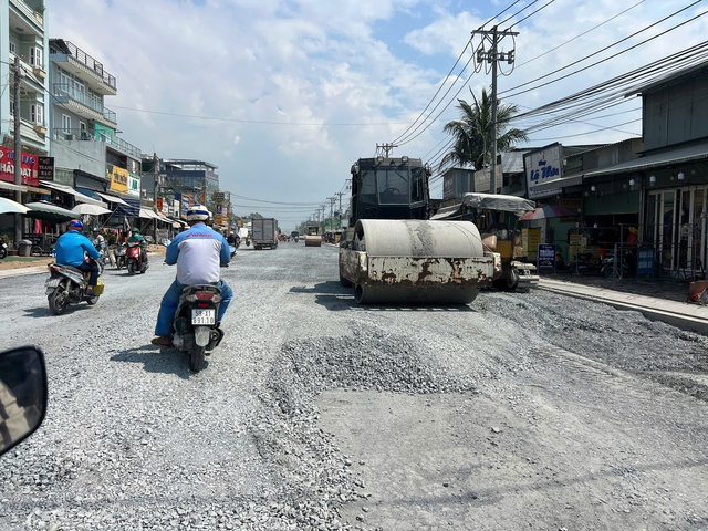 Thi c&ocirc;ng đường L&ograve; Lu g&acirc;y bụi m&ugrave;, người d&acirc;n &ldquo;ăn cơm c&ugrave;ng bụi&rdquo; suốt nhiều th&aacute;ng - Ảnh 12.