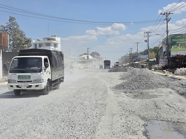 Thi c&ocirc;ng đường L&ograve; Lu g&acirc;y bụi m&ugrave;, người d&acirc;n &ldquo;ăn cơm c&ugrave;ng bụi&rdquo; suốt nhiều th&aacute;ng - Ảnh 18.