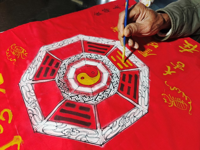 Nghề xưa cố đ&ocirc; c&ograve;n một ch&uacute;t n&agrave;y: Người 'cho chữ' tr&ecirc;n ph&ugrave; ngũ sắc- Ảnh 1.