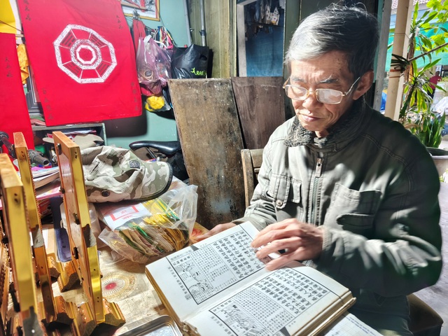 Nghề xưa cố đ&ocirc; c&ograve;n một ch&uacute;t n&agrave;y: Người 'cho chữ' tr&ecirc;n ph&ugrave; ngũ sắc- Ảnh 2.