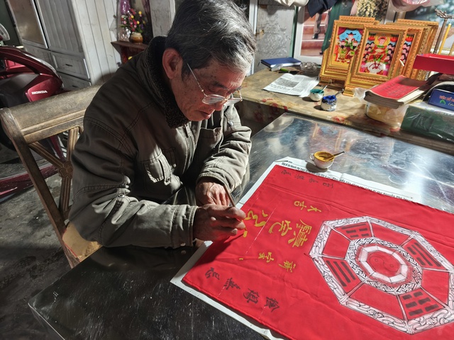 Nghề xưa cố đ&ocirc; c&ograve;n một ch&uacute;t n&agrave;y: Người 'cho chữ' tr&ecirc;n ph&ugrave; ngũ sắc- Ảnh 3.