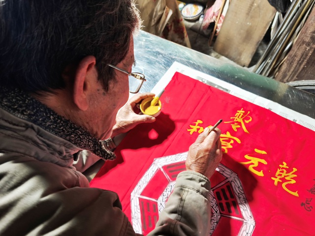 Nghề xưa cố đ&ocirc; c&ograve;n một ch&uacute;t n&agrave;y: Người 'cho chữ' tr&ecirc;n ph&ugrave; ngũ sắc- Ảnh 4.