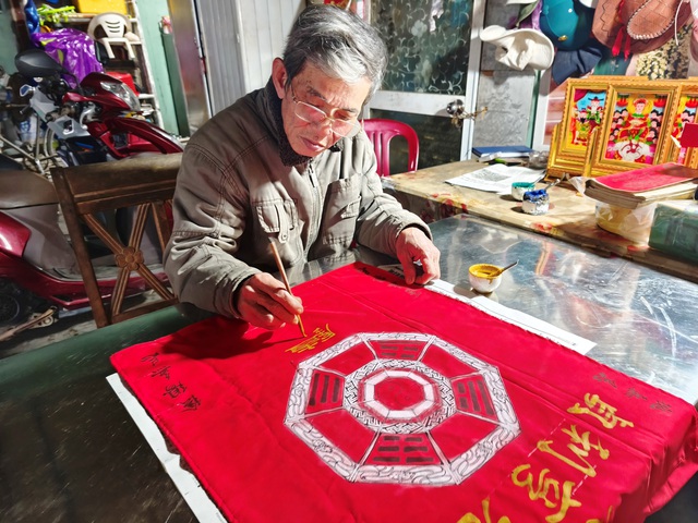 Nghề xưa cố đ&ocirc; c&ograve;n một ch&uacute;t n&agrave;y: Người 'cho chữ' tr&ecirc;n ph&ugrave; ngũ sắc- Ảnh 6.