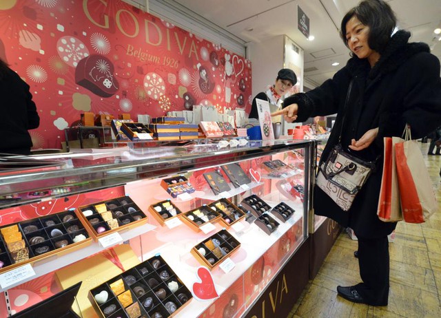 Gi&aacute; cả tăng, Nhật Bản chuẩn bị Valentine với những m&oacute;n qu&agrave; &lsquo;kh&ocirc;ng chocolate&rsquo; - Ảnh 1.