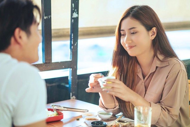 Kết nối dễ d&agrave;ng, cam kết kh&oacute; khăn: Người trẻ đang y&ecirc;u như thế n&agrave;o? - Ảnh 1.