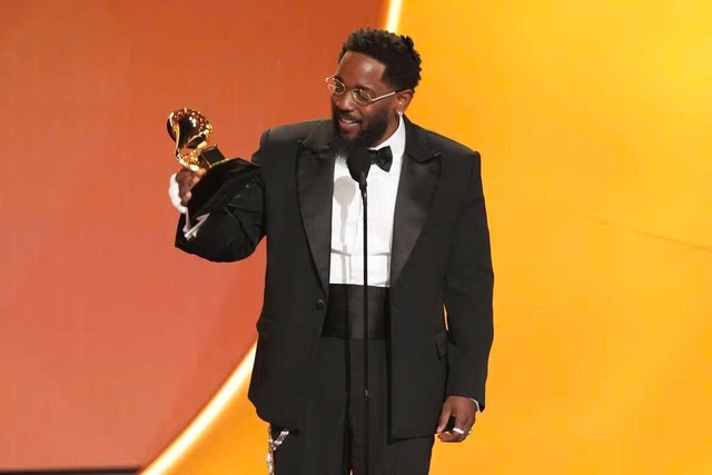 Sự thật đằng sau sự cố 'ngớ ngẩn' của danh ca Cher tại Grammy 2026 - Ảnh 3.