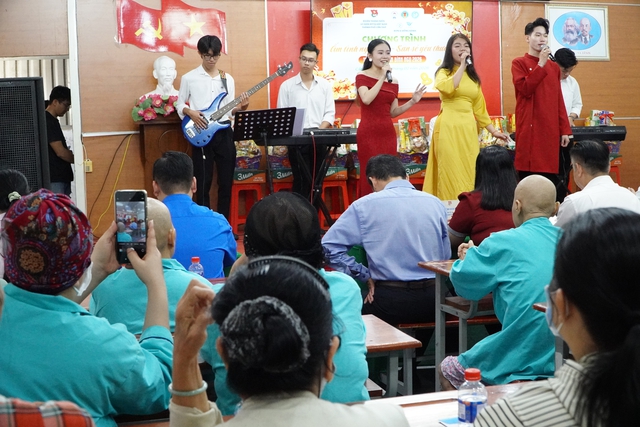 Người trẻ mang &acirc;m nhạc, qu&agrave; tết đến Bệnh viện Ung bướu Cần Thơ - Ảnh 2.