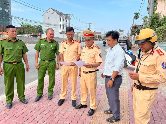 Thi c&ocirc;ng đường L&ograve; Lu g&acirc;y bụi m&ugrave;, người d&acirc;n &ldquo;ăn cơm c&ugrave;ng bụi&rdquo; suốt nhiều th&aacute;ng - Ảnh 11.