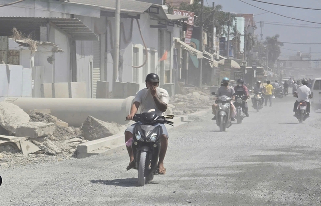 Thi c&ocirc;ng đường L&ograve; Lu g&acirc;y bụi m&ugrave;, người d&acirc;n &ldquo;ăn cơm c&ugrave;ng bụi&rdquo; suốt nhiều th&aacute;ng - Ảnh 21.