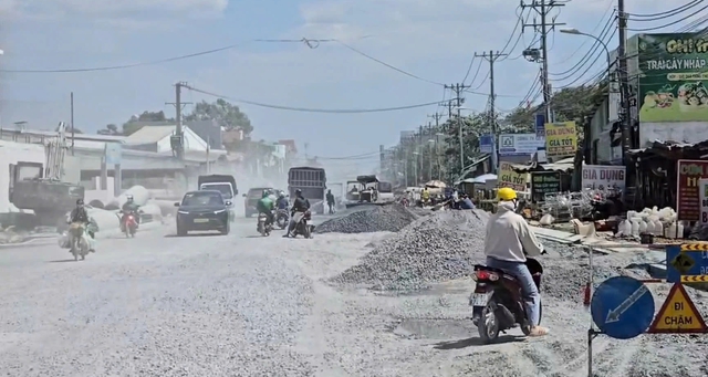Thi c&ocirc;ng đường L&ograve; Lu g&acirc;y bụi m&ugrave;, người d&acirc;n &ldquo;ăn cơm c&ugrave;ng bụi&rdquo; suốt nhiều th&aacute;ng - Ảnh 16.