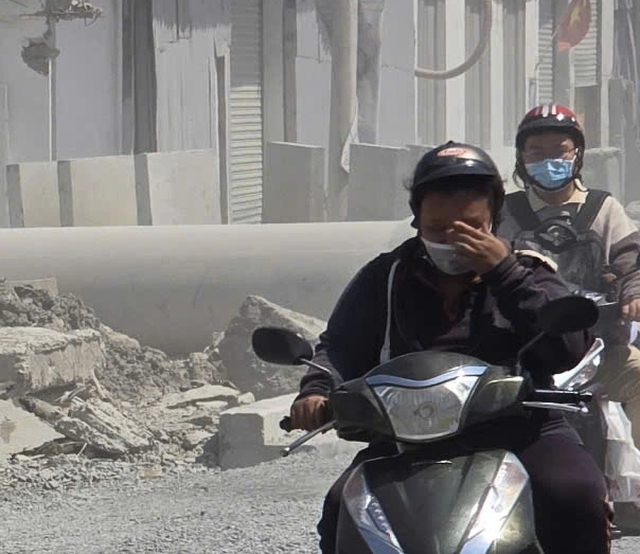 Thi c&ocirc;ng đường L&ograve; Lu g&acirc;y bụi m&ugrave;, người d&acirc;n &ldquo;ăn cơm c&ugrave;ng bụi&rdquo; suốt nhiều th&aacute;ng - Ảnh 15.